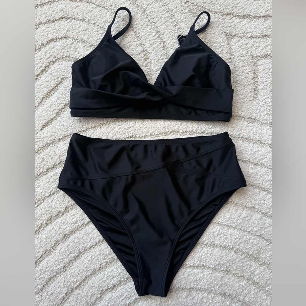 black bikini - Picture 2 of 5